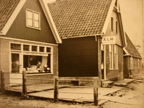 Bot wonen en textiel, oude foto, eigenaar  Gerard Bot, woninginrichting, klm overal, beddengoed, bedden, gordijnen,  textiel 1961, 1963 gerard bot,zwaag, hoorn, n-h